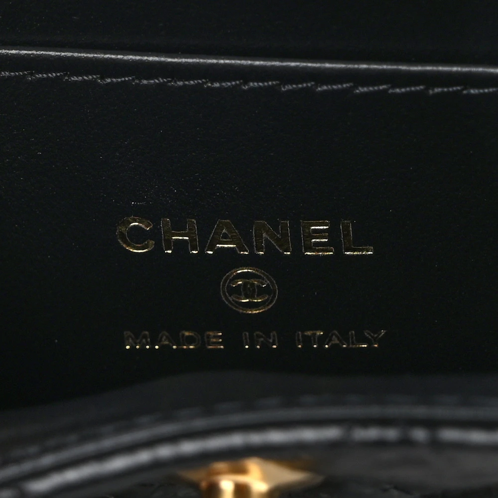 Close-up of the turn-lock closure and gold-tone hardware on the black aged calfskin Nano Kelly Shopper