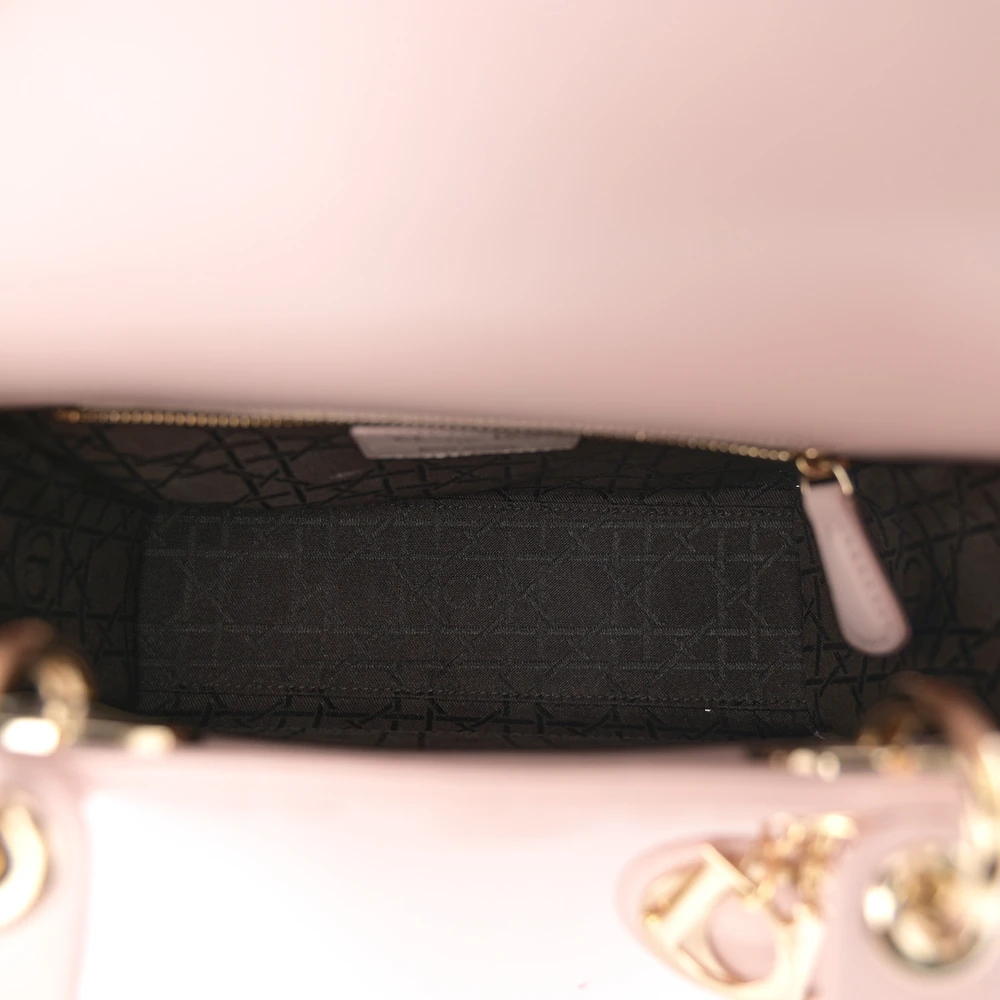 Interior view D!0r Light Pink Cannage bag with leather lining and organized storage