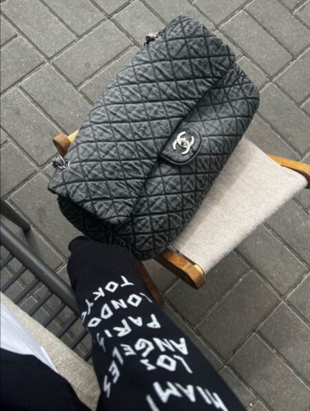Model carrying the quilted grey and black Denimpression XXL Flap with silver chain straps