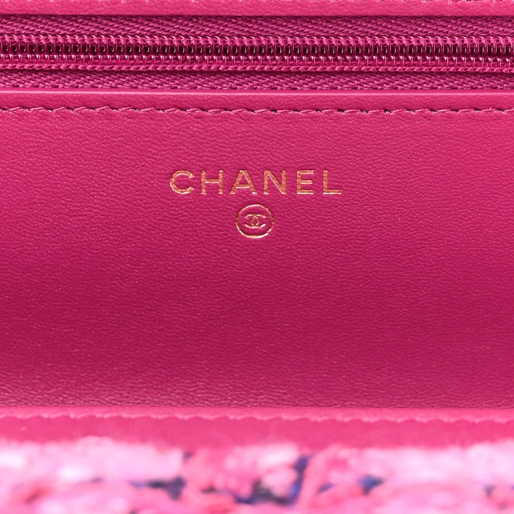 Close-up of the CC logo, gold chain strap, and gold-tone hardware on the Tweed Wallet On Chain