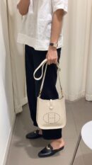 Model carrying the Herme$ Taurillon Clemence Evelyne TPM in Beton with Palladium hardware