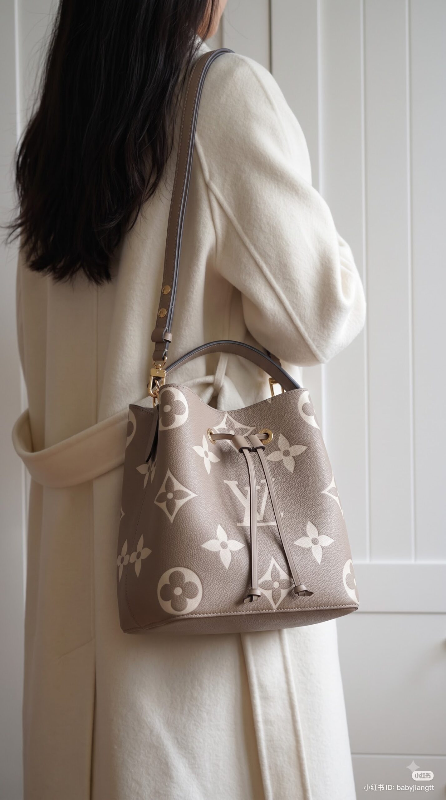 Model carrying the Lou!S Vuiton NéoNoé MM in Tourterelle and Crème Monogram Empreinte leather