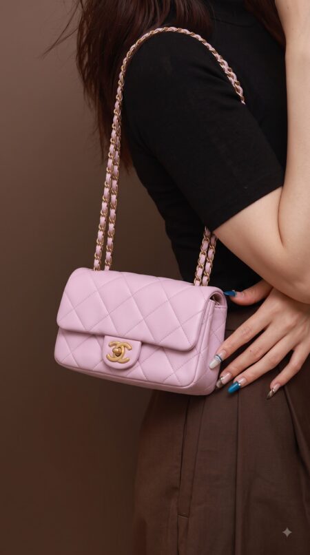 Model carrying the lilac lambskin Ch@nel Pearl Small Flap with pearl-accented aged gold chain strap