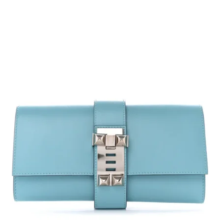 Front view of the Herme$ Tadelakt Medor 23 Clutch Bleu Atoll Leather