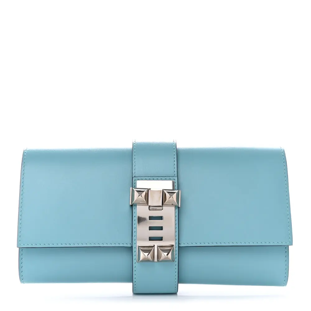 Front view of the Herme$ Tadelakt Medor 23 Clutch Bleu Atoll Leather