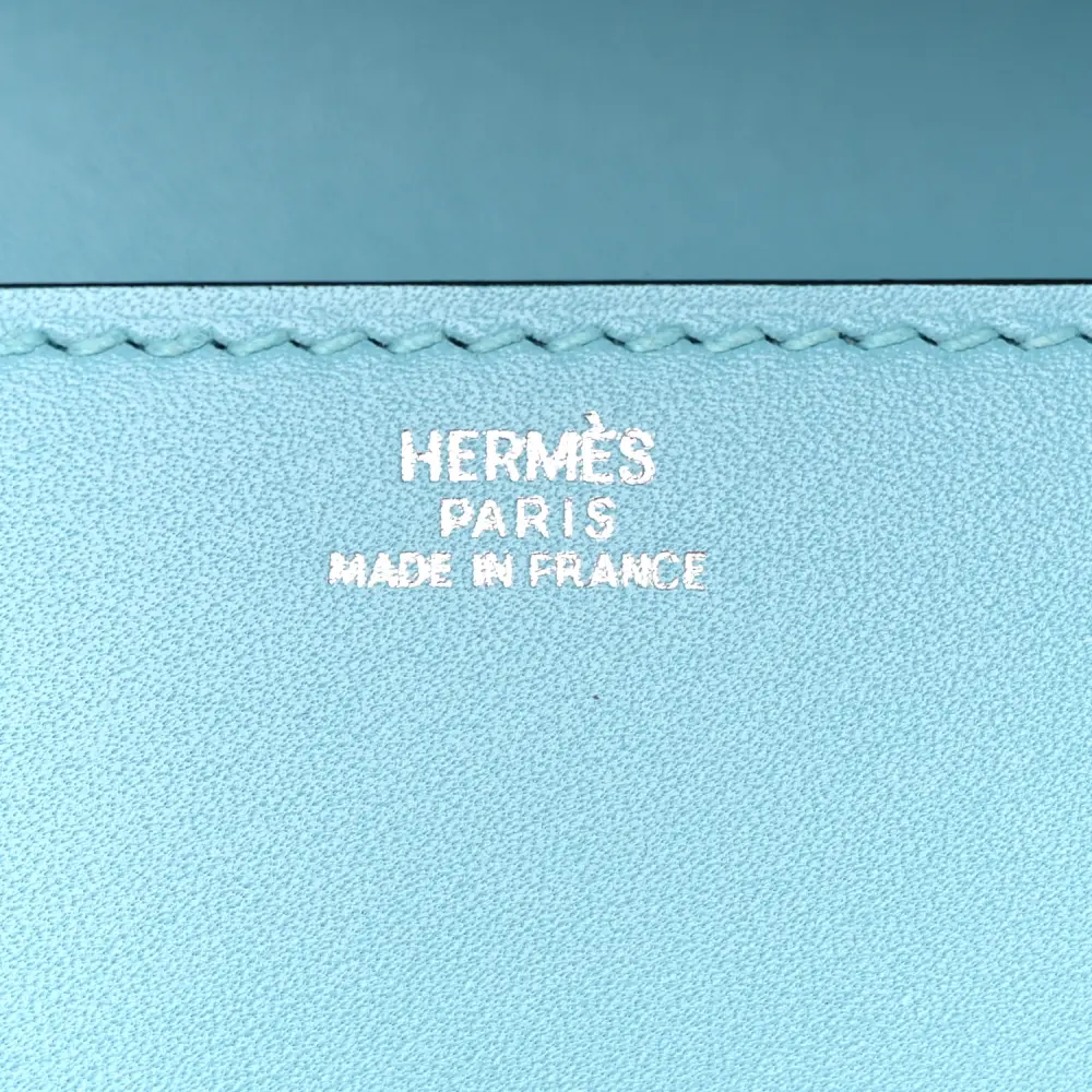 Close-up of the Medor clasp and Palladium hardware on the Herme$ Tadelakt Leather Medor 23 Clutch