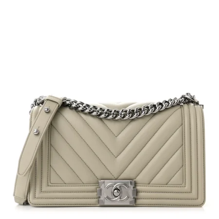 Front view of the grey chevron calfskin Ch@nel Boy Flap with silver chain strap Front view of the grey chevron calfskin Boy Flap with silver chain strap