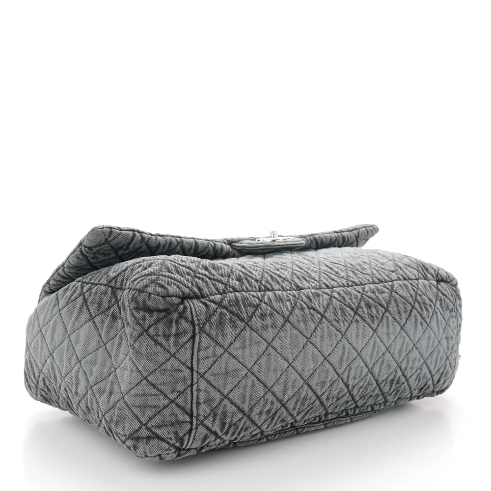 Bottom view of the quilted grey and black Denimpression XXL Flap with silver chain straps