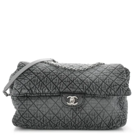 Front view of the quilted grey and black Denimpression XXL Flap with silver chain straps