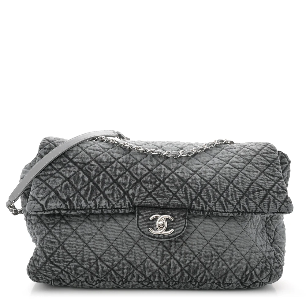 Front view of the quilted grey and black Denimpression XXL Flap with silver chain straps