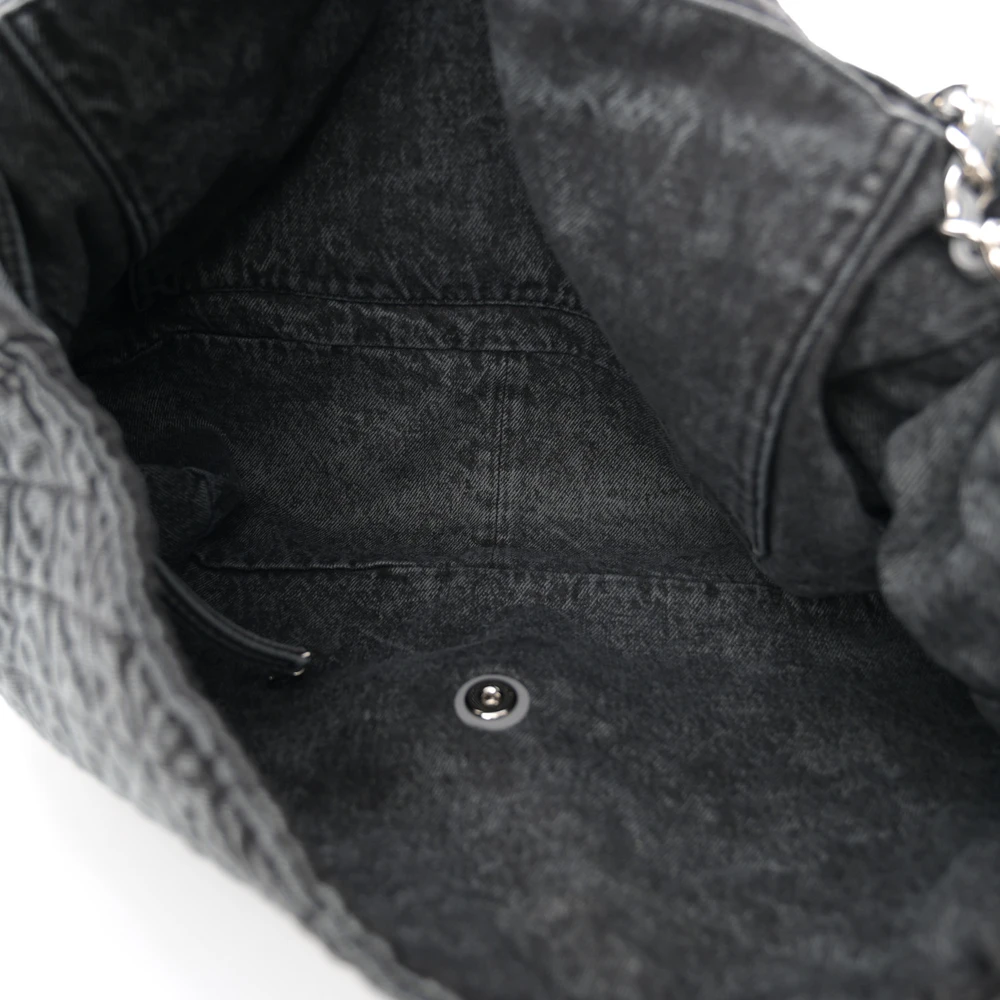 Interior view of the quilted grey and black Denimpression XXL Flap with organized storage compartments
