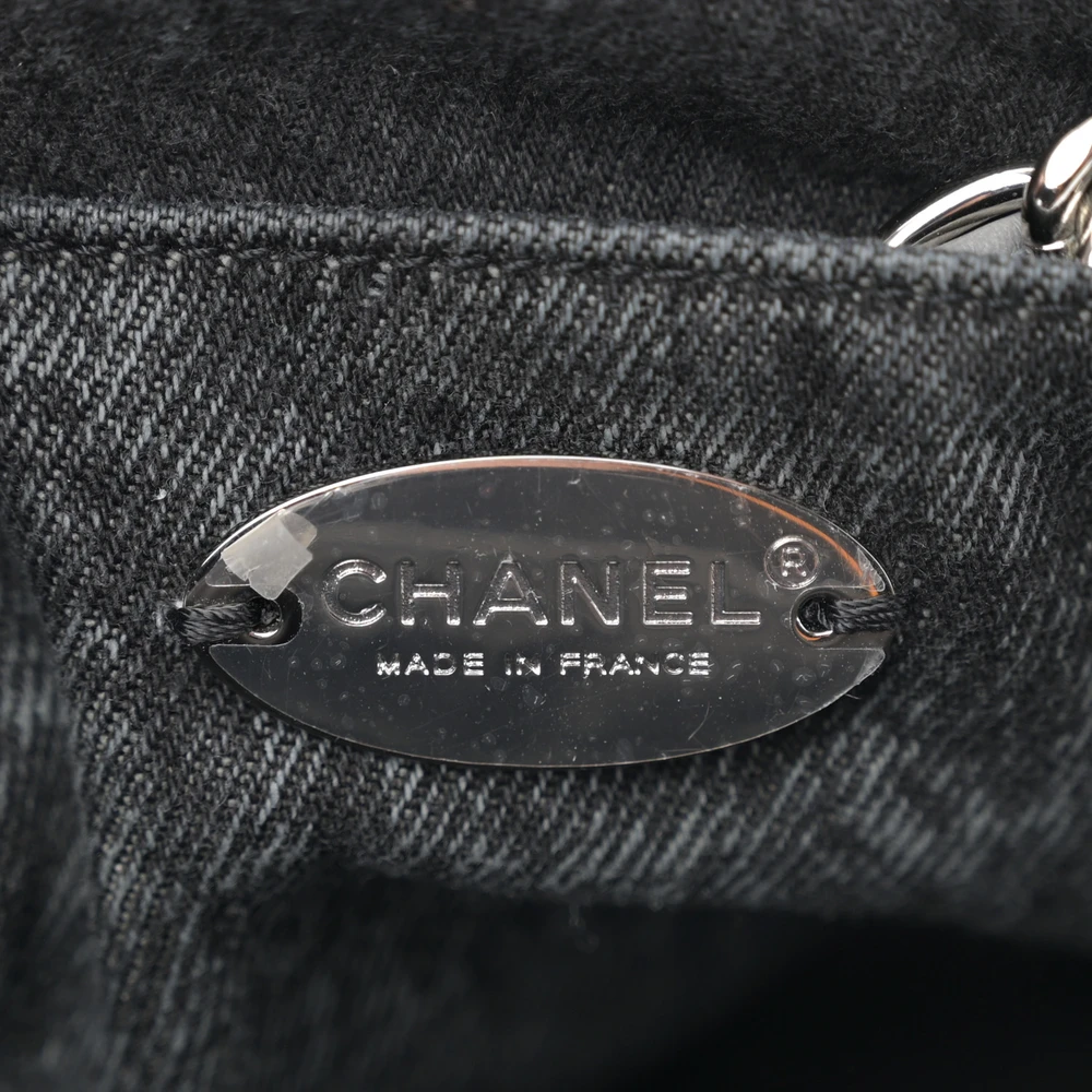 Close-up of the CC turn-lock, silver chain straps, and silver-tone hardware on the Denimpression XXL Flap