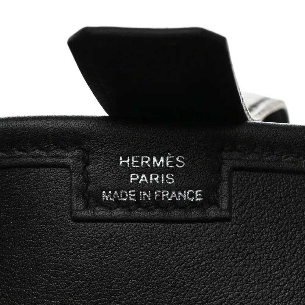 Close-up of the signature H tab closure on the Herme$ Swift Leather Jige Elan 29 Clutch