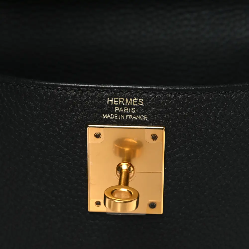 Close-up of the Kelly turn-lock, padlock, clochette, and gold hardware on the Herme$ Kelly Retourne 28