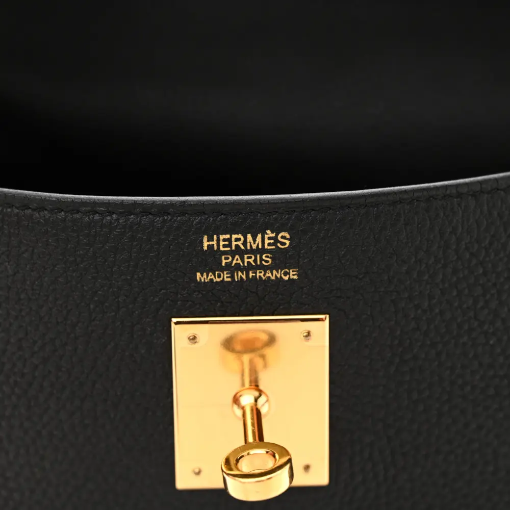Close-up of the Kelly turn-lock, padlock, clochette, and gold hardware on the Herme$ Kelly Retourne 32