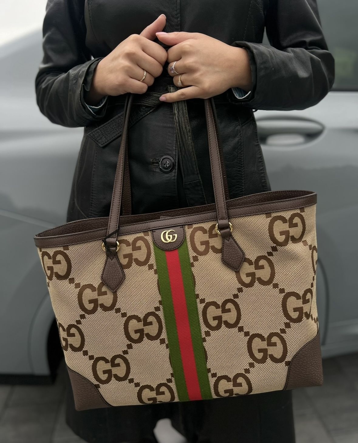 Model carrying the camel and ebony Gucc! Jumbo GG Ophidia Shopping Tote
