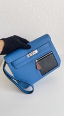 Model carrying the Blue Hydra, Black and Fauve Herme$ Kelly Depeches 25 Pouch