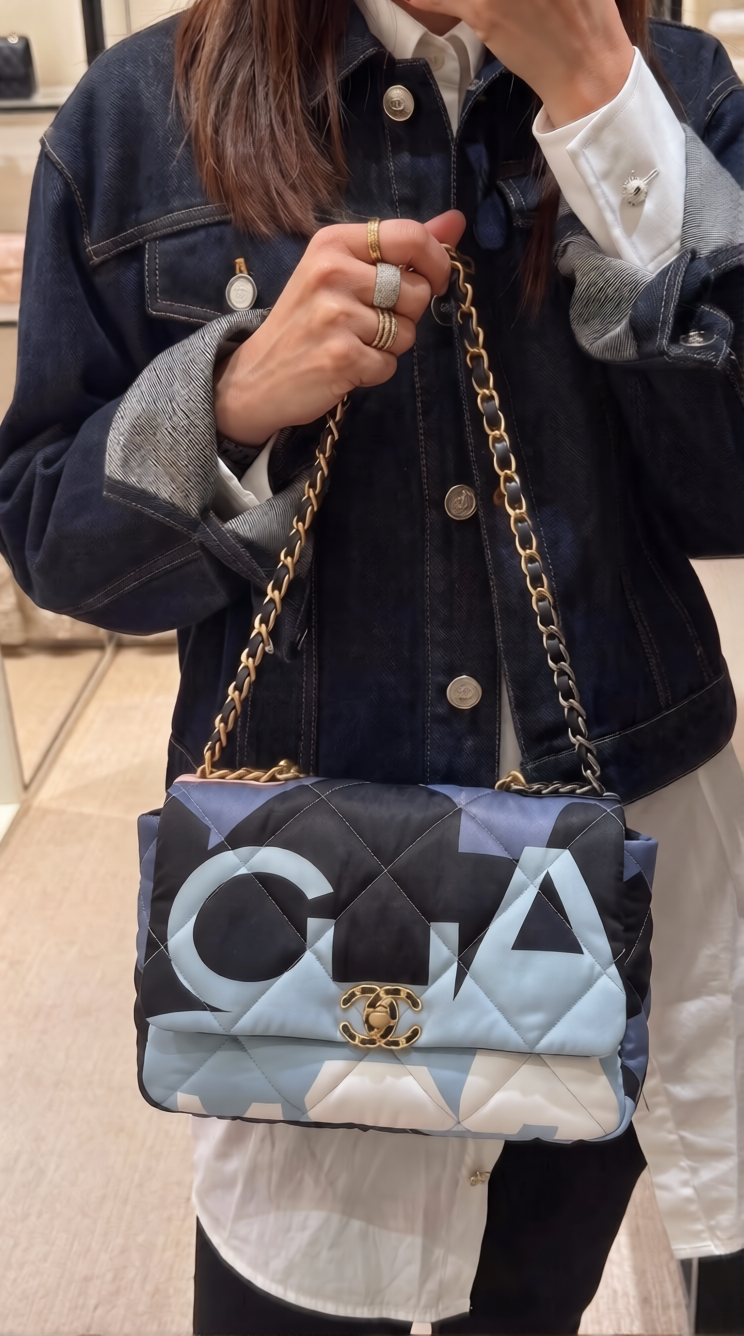 Model carrying the Ch@nel Maxi Scarf Flap Bag with mixed-metal chain shoulder strap