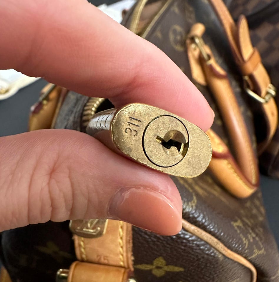 Lou!S Vuiton bag hardware comparison showing Super Clone vs AAA bags quality
