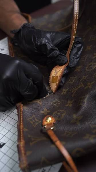 Real cowhide leather handle texture on high quality super clone bags versus PU synthetic leather showing smooth plastic-like finish — leather quality comparison guide