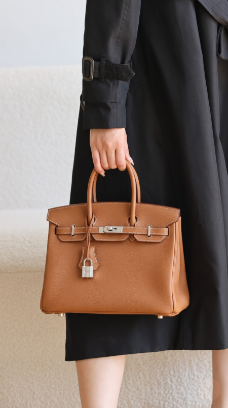 Model carrying the brown Epsom leather Herme$ Birkin Sellier 25