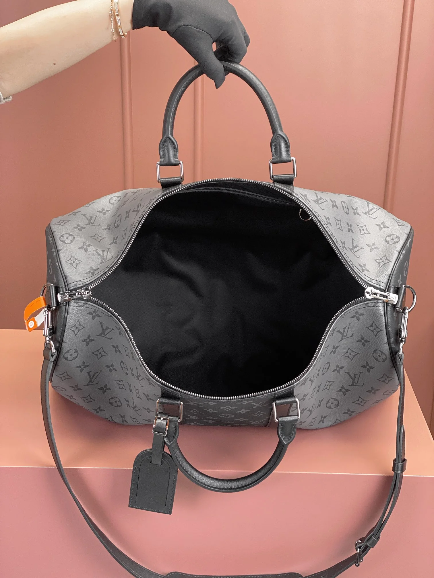 Interior view of the Lou!S Vuiton Keepall Bandoulière 50 showing its spacious compartment and storage pocket