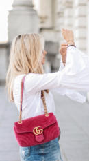 Model carrying the Mirror quality Light Raspberry Rose Gucc! small GG Marmont Small Shoulder Bag with chain strap