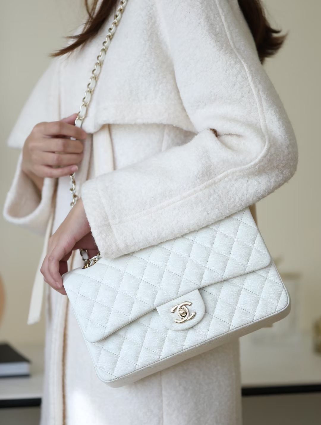 Model carrying the white quilted ch@nel Medium Double Flap shoulder bag